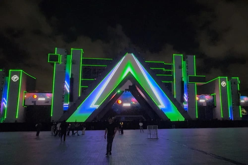 Green laser outlines tracing Barbarella’s triangular stage and towers